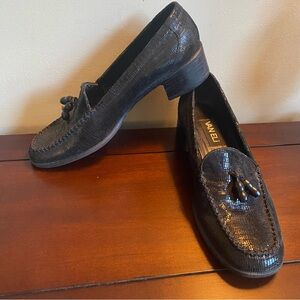 *Vaneli Black Crinkle Patent Tassel Loafer Flats